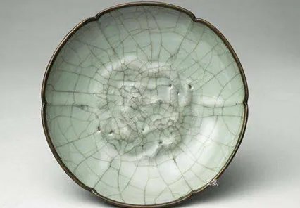 官窑瓷器有哪两种属性？什么样的瓷器被称为南宋官窑？