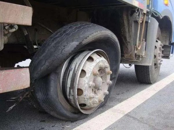 银川一工人在给轮胎充气时爆炸，工人被炸伤，这名工人的伤势如何？