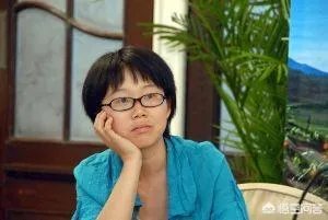 李娟的散文特别好，谁能说说她散文的特点是怎样的？