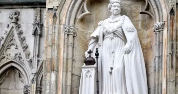 英国的国王查尔斯三世再遭鸡蛋袭击!上任几个月他经历了什么?