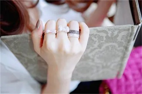 结婚时戒指戴哪个手指 戴各个手指的意义