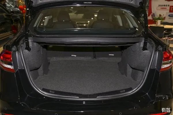 福特蒙迪欧的保养费用很高吗？它的内饰用料差吗？