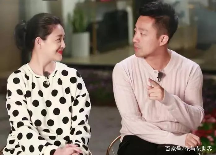 大S在飞机上不顾形象发脾气，汪小菲吓得拿掉耳机听训，他为什么怕老婆？