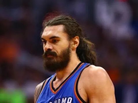 NBA球员史蒂文·亚当斯在球队中是什么位置？