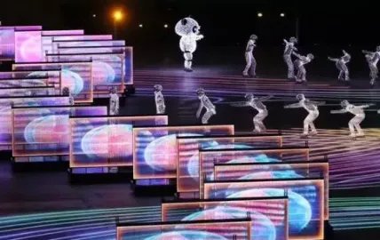 北京8分钟舞台周围出现了世界各国语言书写的什么字