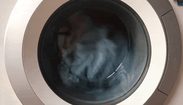 把洗衣机塞到洗手台下方，美观又实用，邻居看了也悄悄回家照着装！