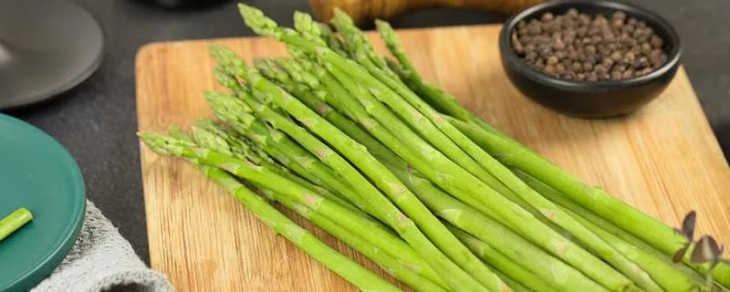 炒芦笋要焯水吗