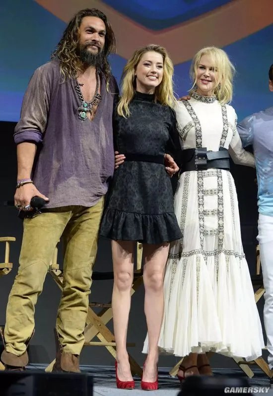 海后“媚拉”性感写真大片 深V豪乳前凸后翘