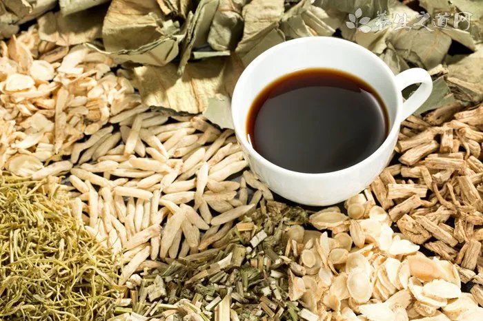 脸上脱皮怎么回事