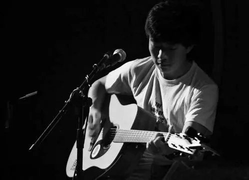 赵雷梁咏琪演唱会违规被罚，你赞同对于明星的这种处罚吗？