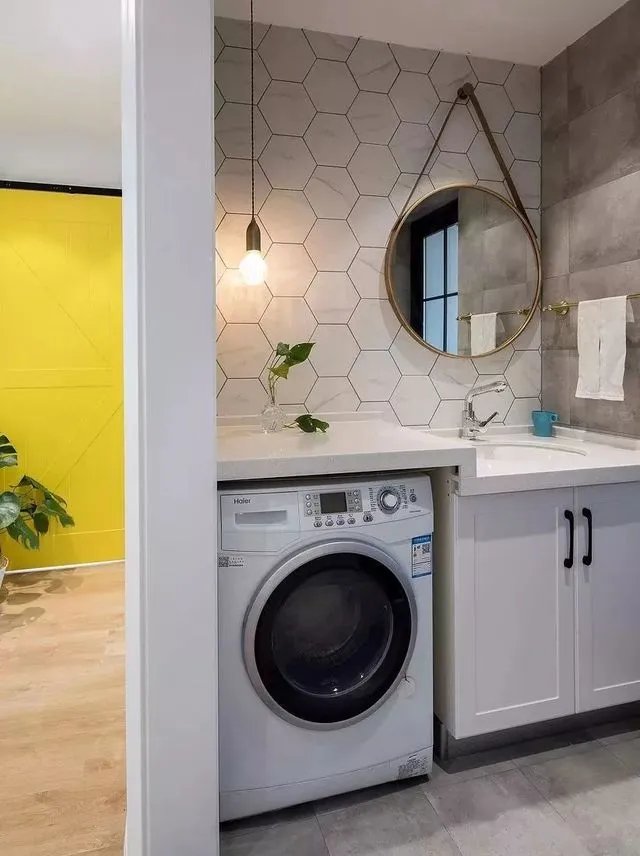 把洗衣机塞到洗手台下方，美观又实用，邻居看了也悄悄回家照着装！