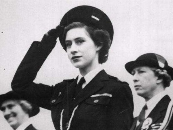 为什么菲利普亲王当年娶女王要放弃希腊王位的继承权？