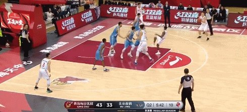 在青岛和北京的比赛中，亚当斯和刘传兴表现怎么样？