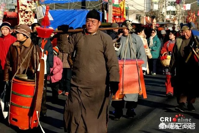 上联：春鸟夏鸣秋虫冬去，下联怎么对？