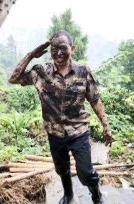 民警为救猪跳进化粪池,事件的始末具体是怎么回事?