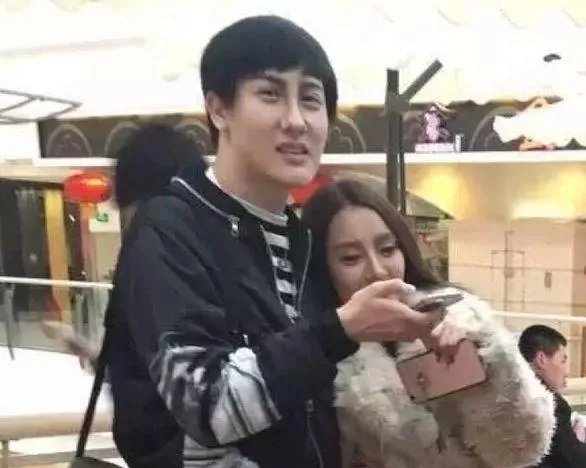 那些网红直播时误关美颜，会是什么样的效果？