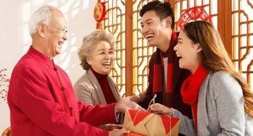 第一次见女方母亲送啥 送女朋友妈妈礼物排行榜