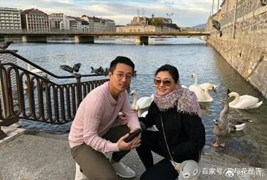 大S在飞机上不顾形象发脾气，汪小菲吓得拿掉耳机听训，他为什么怕老婆？