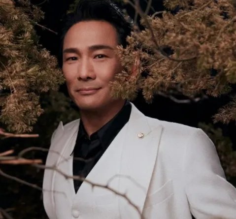 60岁杜德伟大方秀身材，配文高调表白老婆，他们夫妻感情有多好？