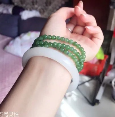 白玉手镯适合什么人戴 经常玩玉的都知道