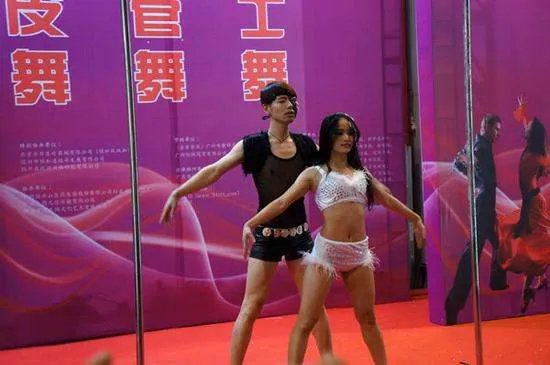 钢管舞的表演形式