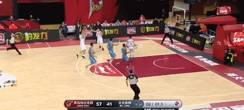 在青岛和北京的比赛中，亚当斯和刘传兴表现怎么样？