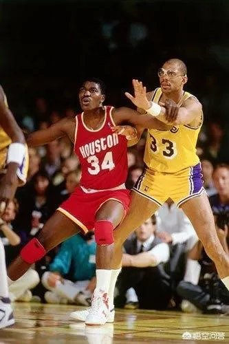 哈基姆·奥拉朱旺打球有什么特点吗？