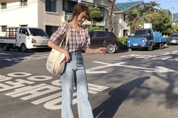 浅色牛仔裤怎么搭配