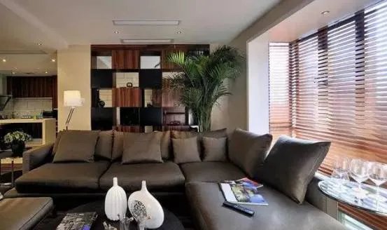 老公一直想不通沙发不靠墙怎么设计？看了这些案例就明白了！