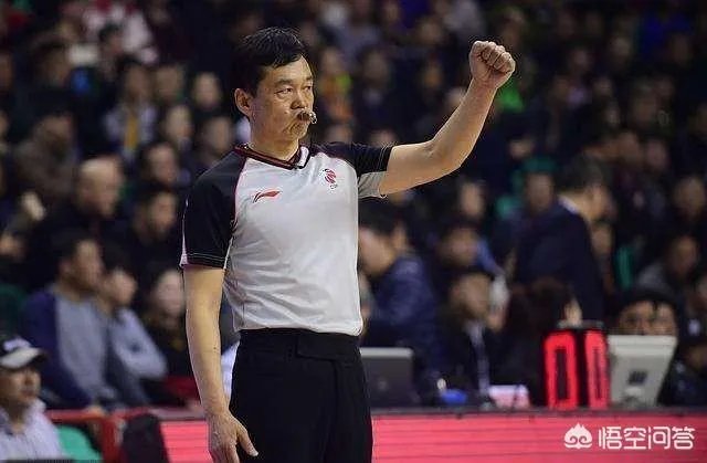 CBA每场的裁判人员是如何确定的？