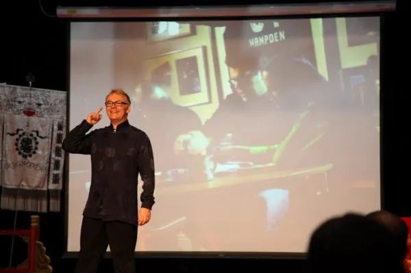 区志航的人物特色