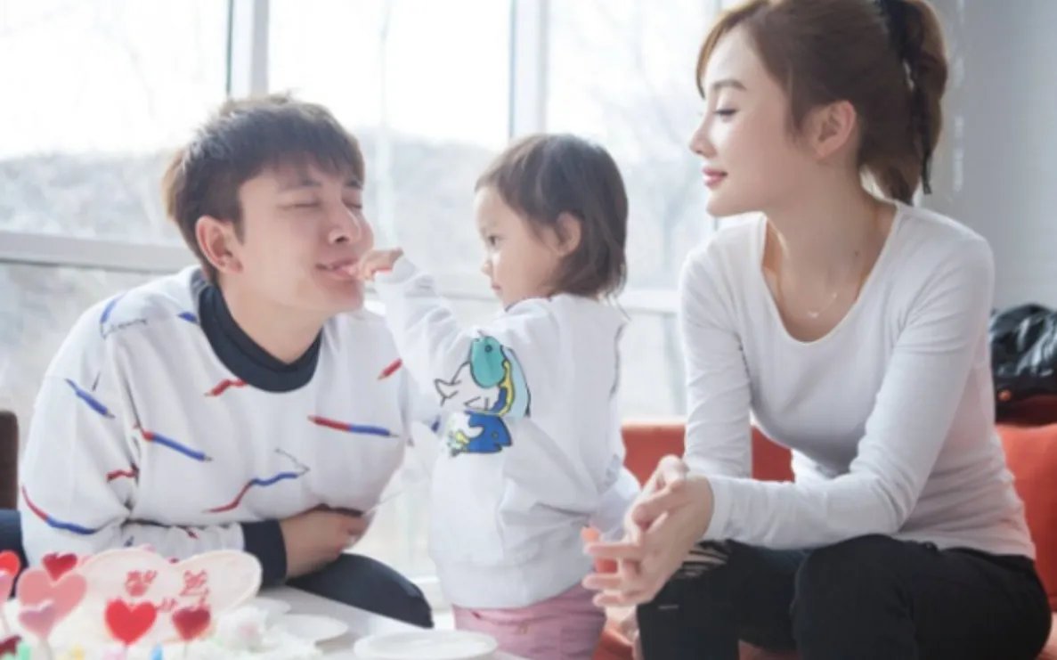 贾乃亮综艺复出后爱火再燃，疑似走出情伤？