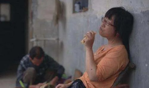 余秀华被家暴后分手,男方赔礼道歉,这场闹剧会就此结束吗?