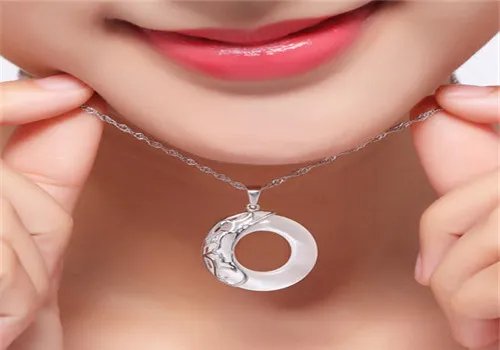 女项链款式图片 女士带什么项链好看