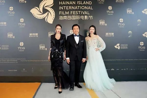 国庆大片那么多，为什么你一定要去影院看《急先锋》？