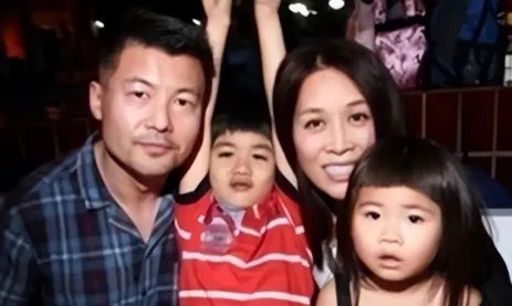 那英儿子高兴:从小被亲生父亲抛弃,继父的出现给他带来了光,怎么样了?