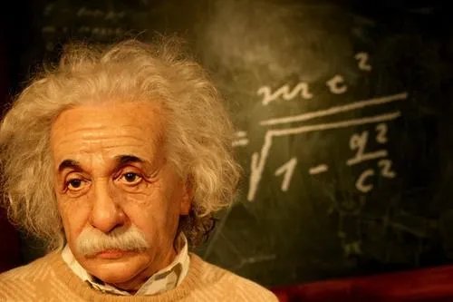 麦克斯统一了电磁学，为什么总觉得他低了牛顿，爱因斯坦一等？