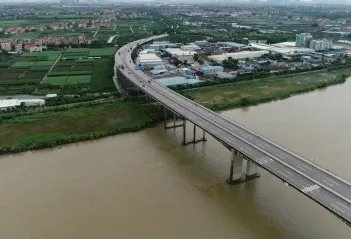 广州番禺北斗大桥底座产生裂痕，是什么原因导致的？