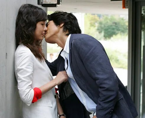 成贤娥爱人大尺度剧照曝光 与赵东赫赤裸上镜