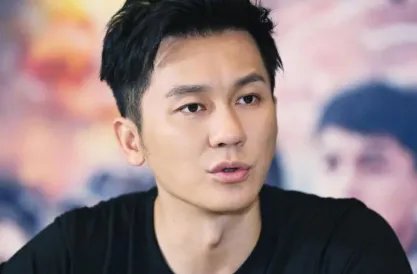 被法院盖章渣男的李晨，范冰冰父亲和张译揭开他的遮羞布，到底怎么样呢