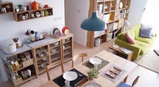 老公一直想不通沙发不靠墙怎么设计？看了这些案例就明白了！