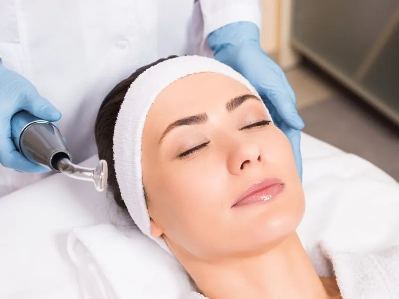 脸上脱皮是什么原因