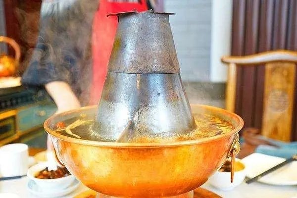 火了这么多年的老北京涮羊肉，它为什么要用铜锅涮？