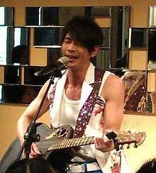 歌词里有一句“我听见海浪的声音”的歌是什么