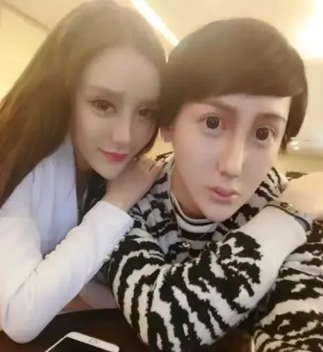 那些网红直播时误关美颜，会是什么样的效果？