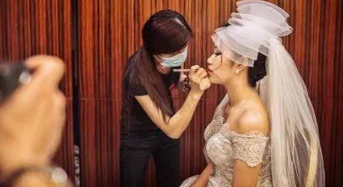 什么是适合婚礼时唱的歌 适合在婚礼上唱的歌送给新人的是什么