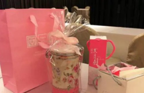 伴娘伴手礼一般送什么 当伴娘送什么礼物给新娘