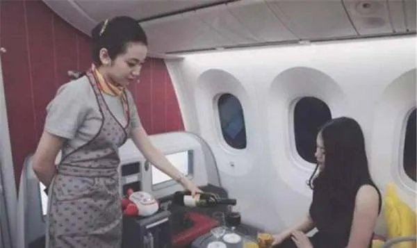 头等舱的价格比经济舱贵那么多,为什么还有很多人喜欢坐?