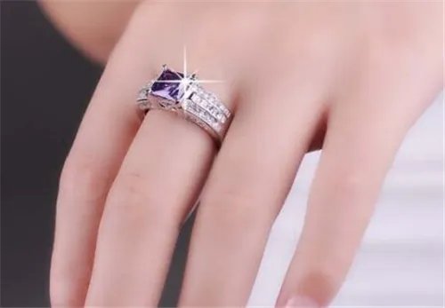 结婚时戒指戴哪个手指 戴各个手指的意义