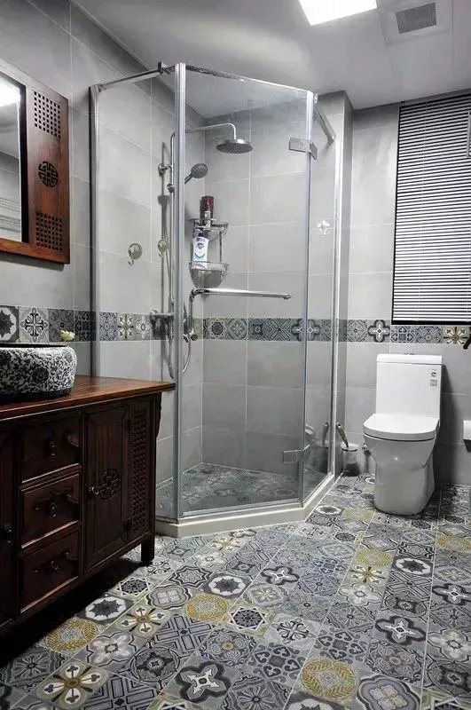 你还别说，卫生间墙砖贴上腰线，颜值提高了一大截！！！